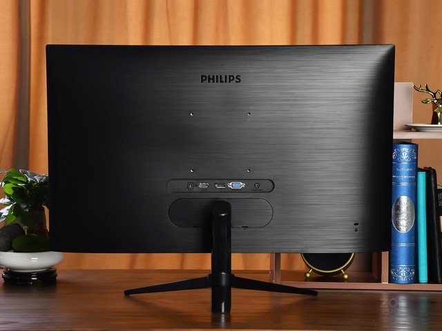 从外观上来看,飞利浦272m8电竞显示器正面采用三面窄边框设计,边框