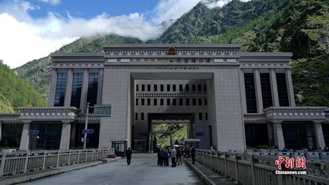 图为中国与尼泊尔边境的吉隆口岸处于喜马拉雅山脉之间,四周景色秀丽.