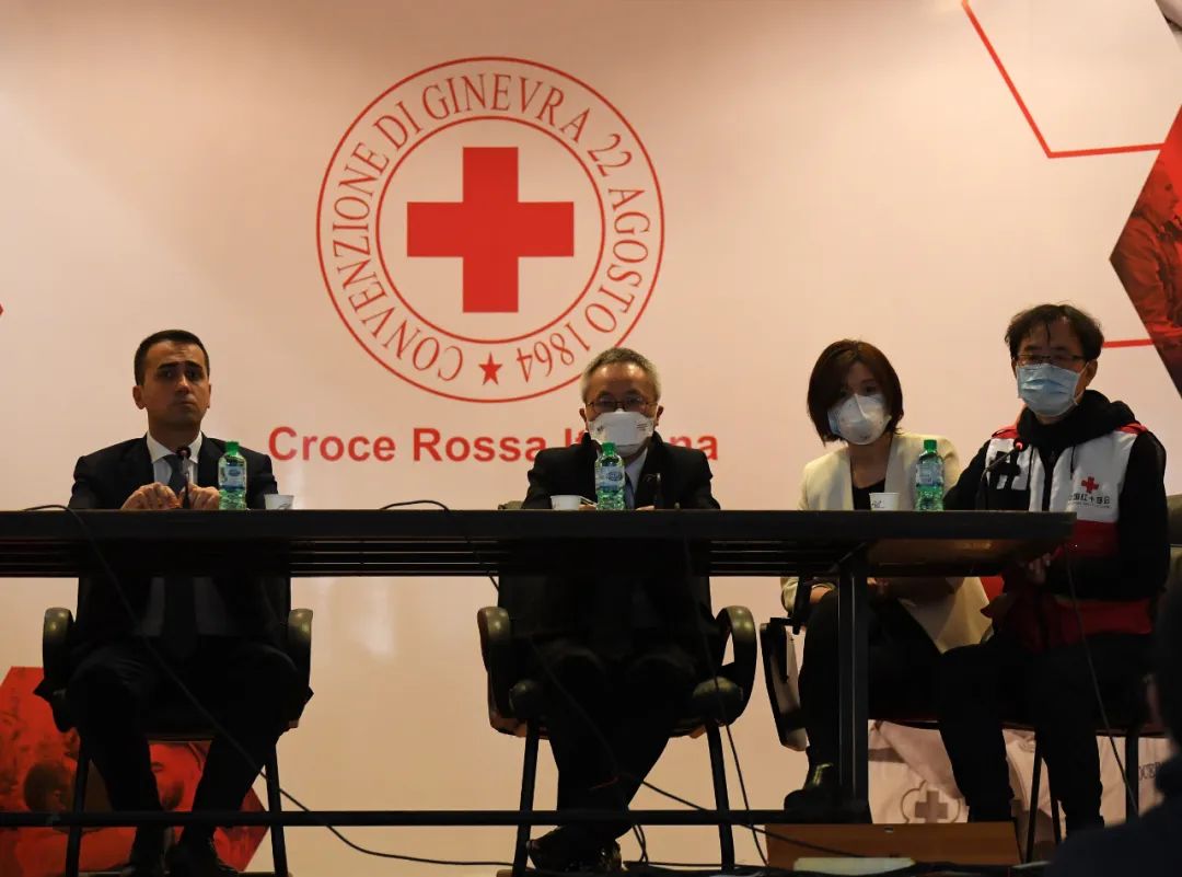 3月13日，在罗马拉齐奥大区红十字会总部，意大利外长迪马约（左一）、中国驻意大使李军华（左二）与中国援意医疗专家组成员共同出席新闻发布会。新华社发
