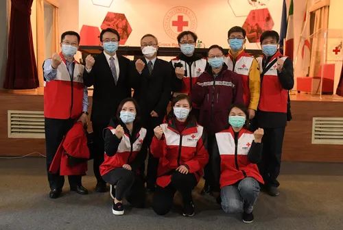 3月13日，在意大利红十字会总部，中国驻意大使李军华与中国医疗专家组合影。新华社发