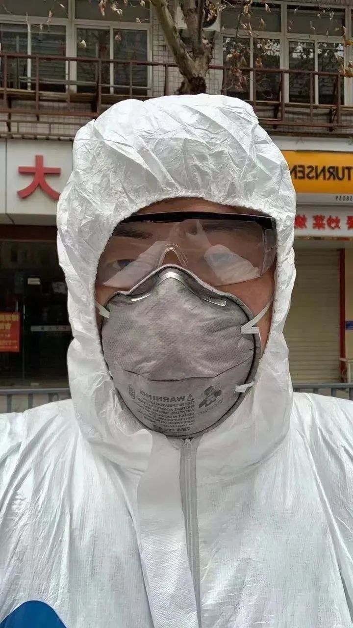 戴着防护镜的汪勇