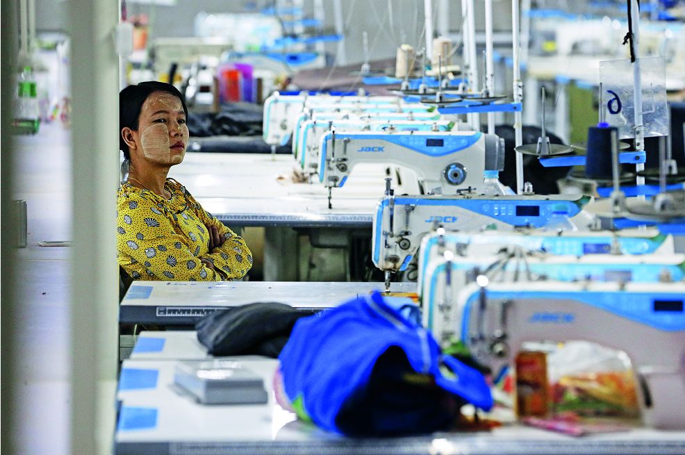 3月6日，在缅甸仰光市郊的Shwe Pyi Thar工业区，一名工人坐在一家制衣厂的车间里。工人们占据了这家新近关闭的制衣厂，要求支付工资和加班费。受新冠肺炎疫情影响，来自中国的供应链中断，缅 甸的纺织业受到沉重打击。