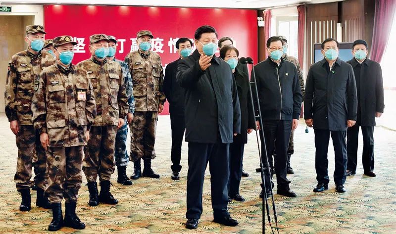 2020年3月10日，中共中央总书记、国家主席、中央军委主席习近平专门赴湖北省武汉市考察新冠肺炎疫情防控工作。这是习近平在火神山医院指挥中心视频连线感染科病房，与病房内患者和医务人员亲切交流。新华社记者 谢环驰/摄