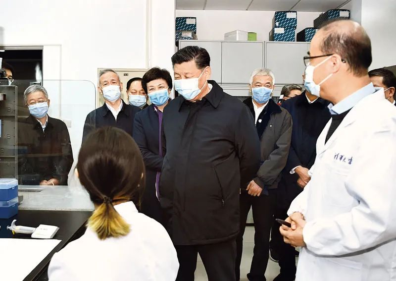 2020年3月2日，中共中央总书记、国家主席、中央军委主席习近平在北京考察新冠肺炎防控科研攻关工作。这是习近平在清华大学医学院全球健康与传染病研究中心同科研人员交谈。新华社记者 燕雁/摄
