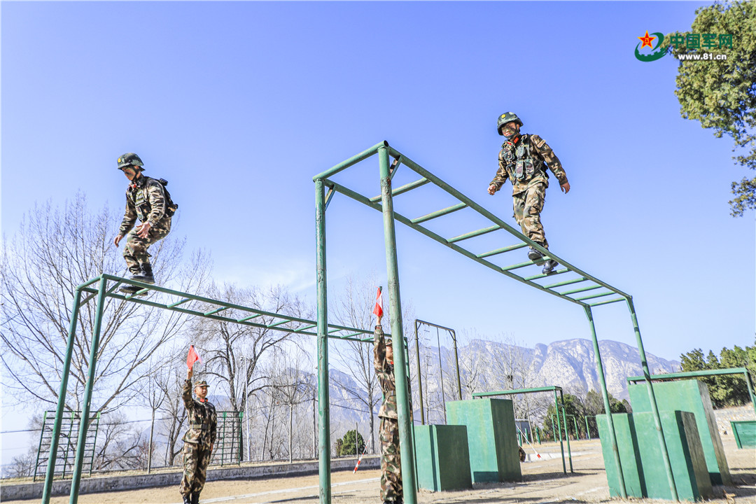 两名战士正在通过云梯.蔡霖伟 摄小教员正在为培训人员示范动作.