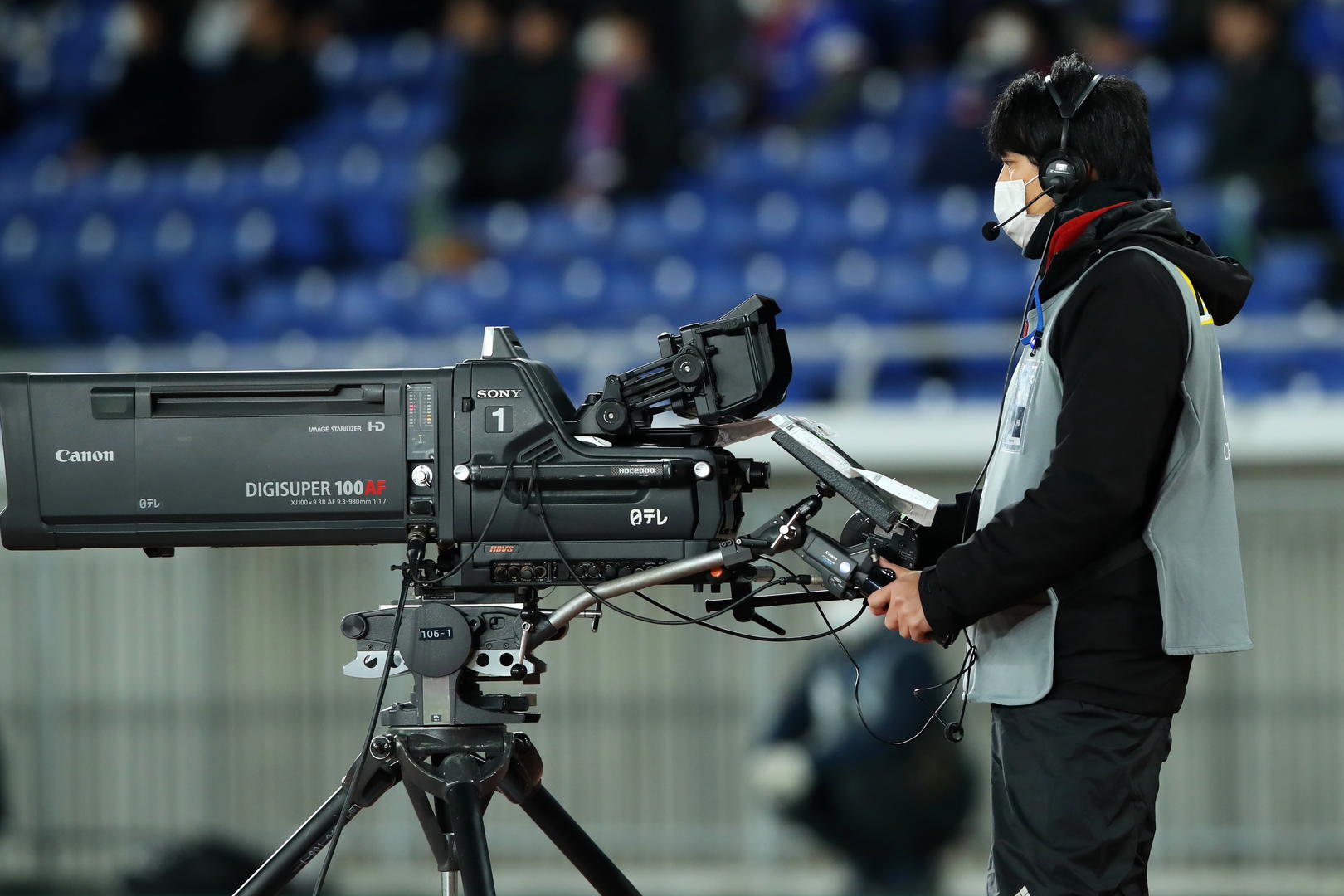 2月19日,横滨水手4比0悉尼fc的亚冠联赛中摄像师戴口罩工作(图据ic