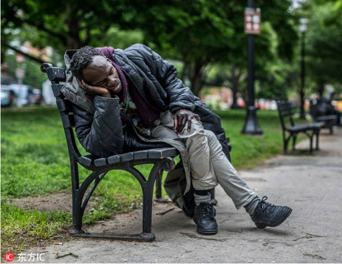 道貌岸然地对他国人权状况指手画脚时,美国社会底层民众的生活却因