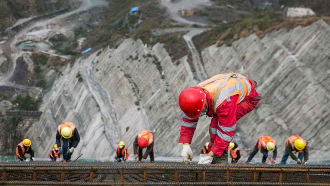  2020 年2 月23 日，在贵州省毕节市七星关区田坝镇盘挪河村，工人正在夹岩水利枢纽工程施工现场作业。图片来源：人民图库