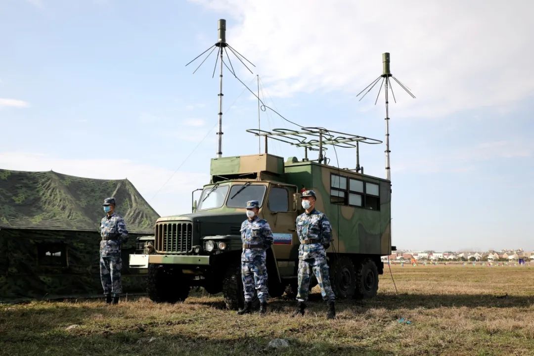 最大限度按照实际飞行保障设置课目野战指挥所开设,战时应急通信架设