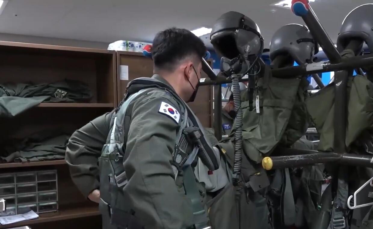 飞行员在做起飞前准备，参加此次飞行的不仅有男性飞行员，还有女性飞行员。