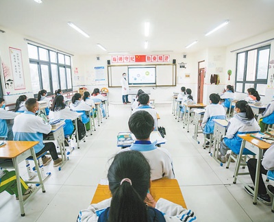 贵州大方县贵阳一中金塔英才学校,学生有序排队去食堂就餐.