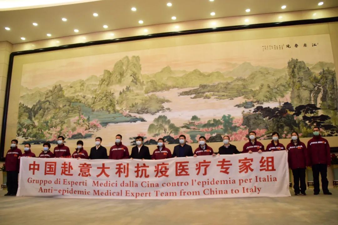 3月17日，浙江省组建的中国抗疫医疗专家组成员出征前合影留念。新华社记者 郑梦雨 摄