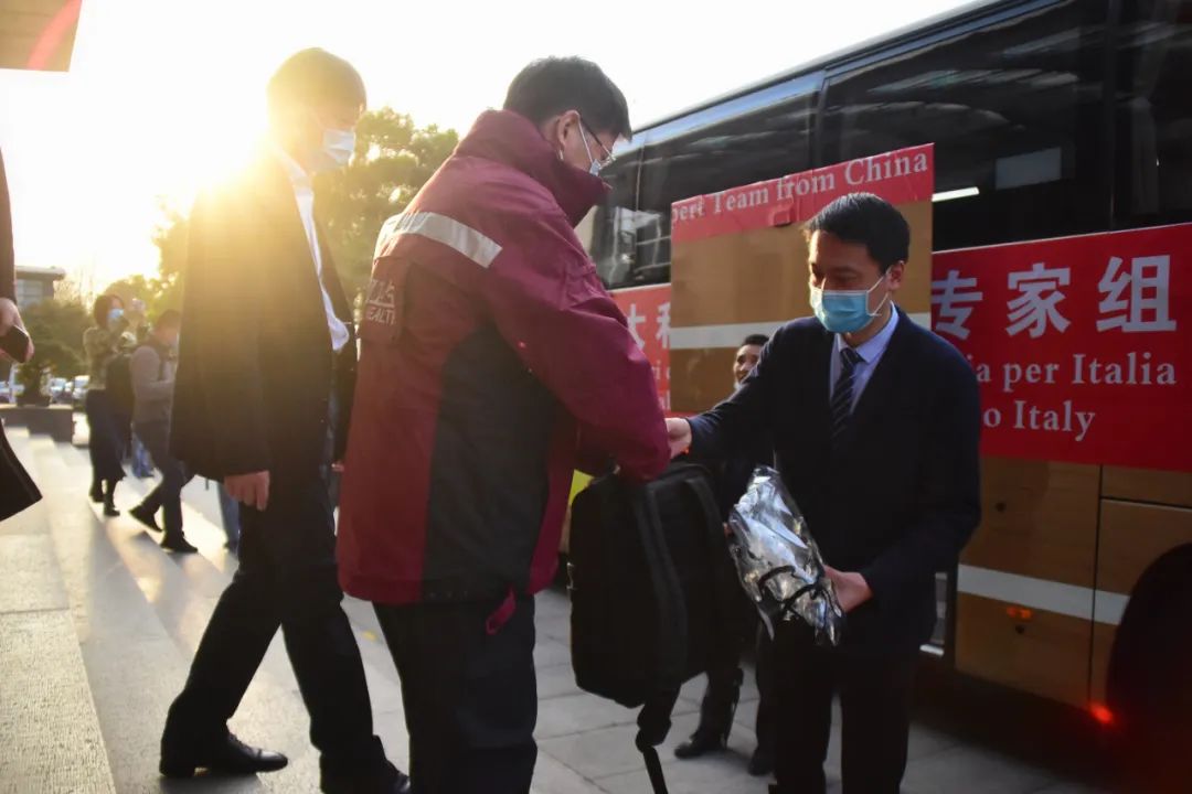 3月17日，医疗专家组成员准备登上前往上海浦东机场的巴士。新华社记者 郑梦雨 摄