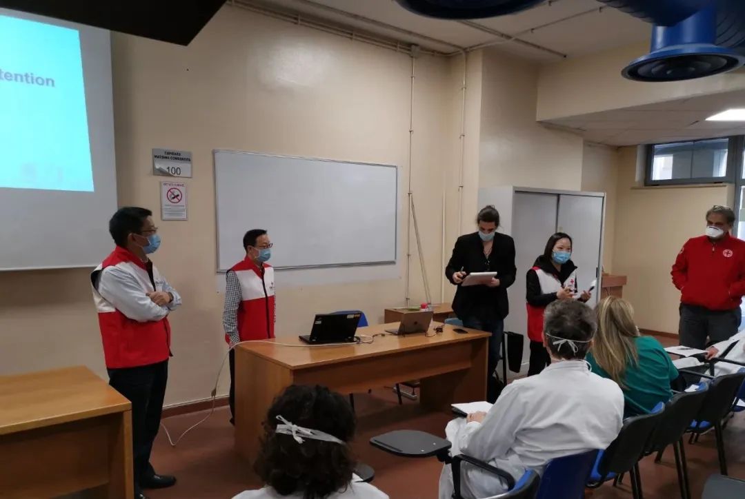 3月17日，中国医疗专家组在帕多瓦开会，了解当地疫情，并部署后续工作。杨汇川供图