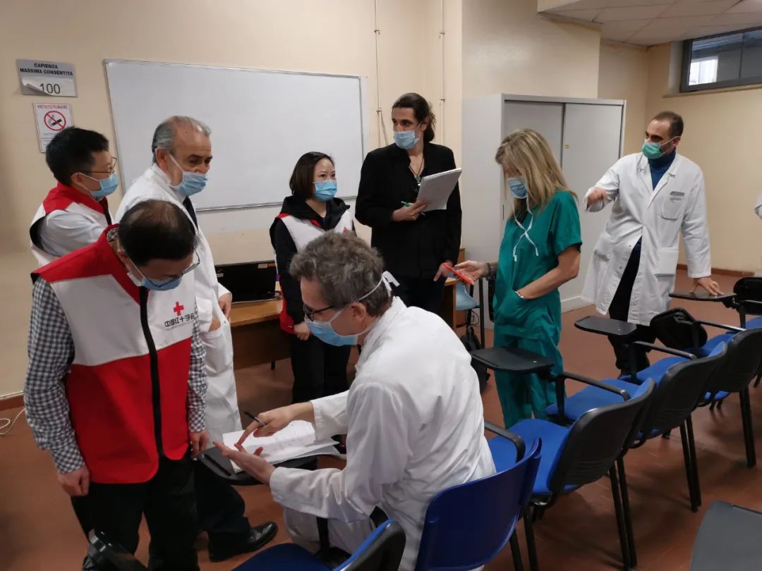 3月16日，中国医疗专家组与罗马大学第二附属医院的临床专家交流。杨汇川供图