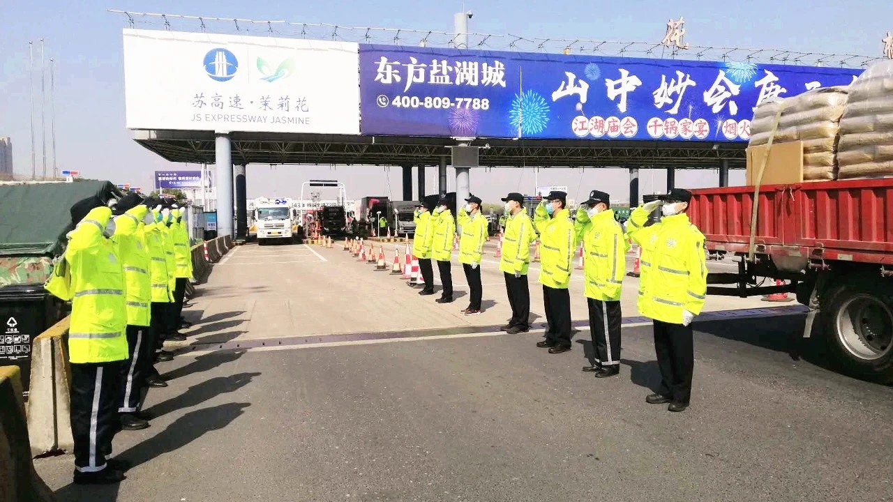 英雄归来！上海援鄂医疗队队员返沪 民警列队致敬