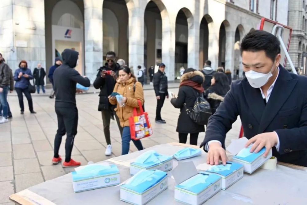 华人在意大利免费发口罩,还不如卖艺者的人气高