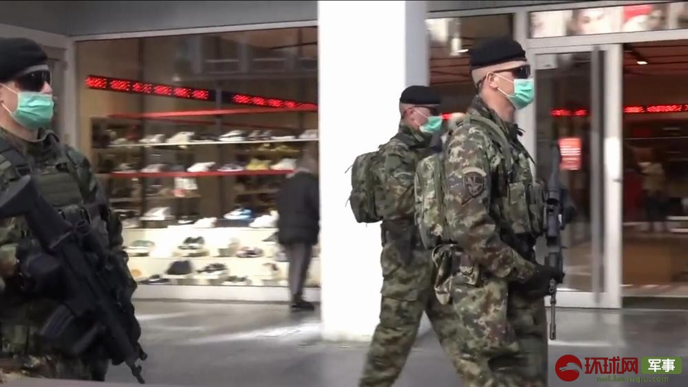 在贝尔格莱德街头巡逻的塞尔维亚特种部队士兵