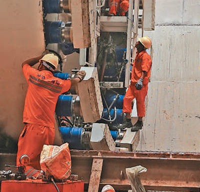 沈阳地铁四号线施工现场，盾构主机正在下井组装。