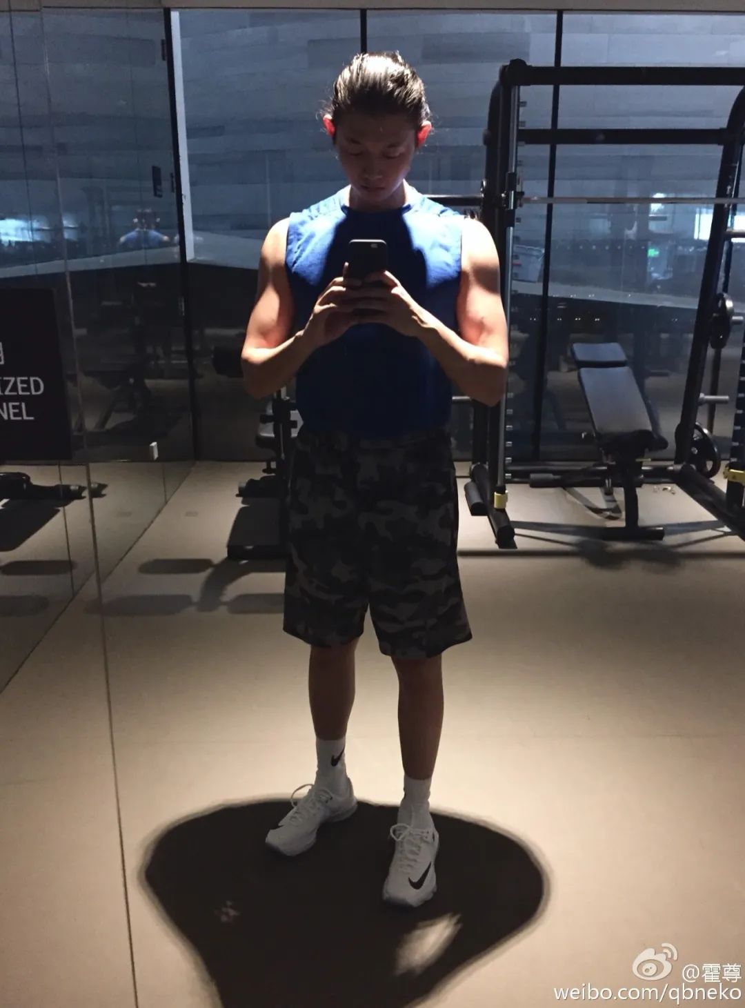 霍尊的日常就是唱歌一运气纽扣就暴毙,微微一挺胸衬衫就临终.