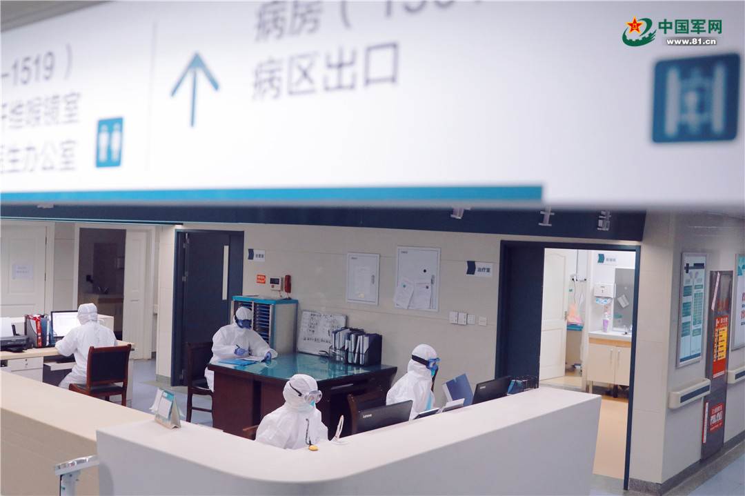 过渡病区护士站工作场景.车伟摄核酸检测.车伟摄监护重症患者.