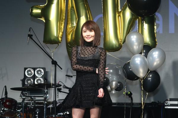 张若凡首次开演唱会 迷你短裙热舞性感撩人