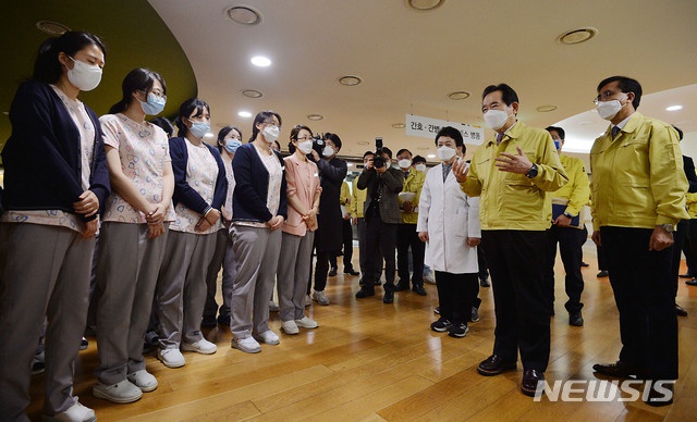 韩国新冠肺炎定点医院16名护士集体辞职称没时间看孩子 手机新浪网 韩国新冠肺炎定点医院16名护士集体辞职称没时间看孩子 手机新浪网