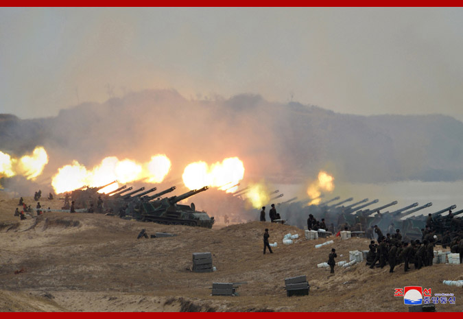 朝鲜VTT-323底盘的122毫米自行榴弹炮 图源：朝中社