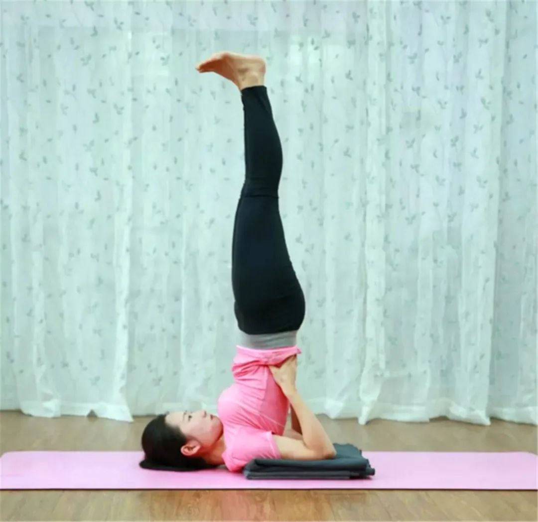 动作十三:放松式仰卧平躺双手自然放在身体外侧,手臂内侧向外手掌向上