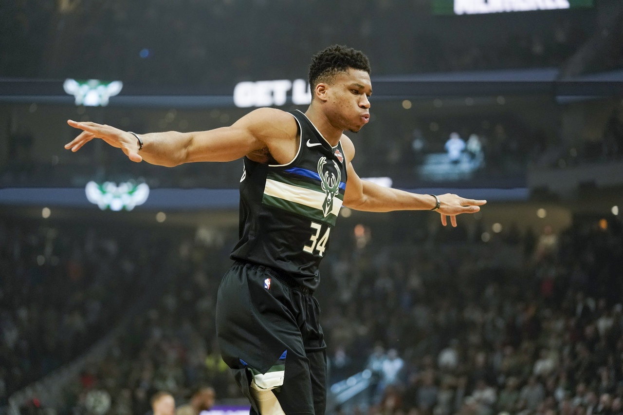 本场比赛字母哥砍下了41分20篮板6助攻的数据,这