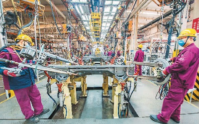 图为工人在江淮汽车山东分公司冲焊车间内进行焊接作业。 　　王继林摄（人民视觉）