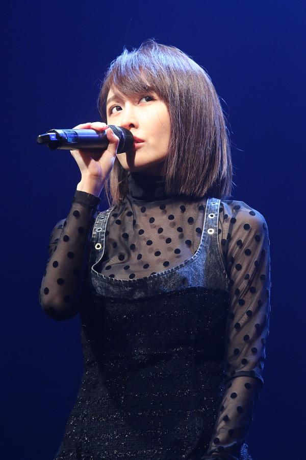 张若凡首次开演唱会 迷你短裙热舞性感撩人