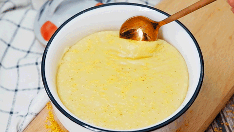   ▲你看用勺子都能直接挑起来，当然只有上好的新鲜小米才能熬出来。