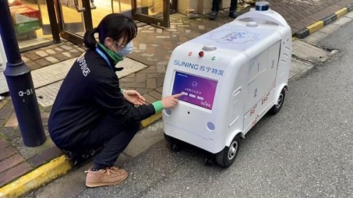 (苏宁物流无人快递车)出于对防疫安全的考量,苏宁在配送环节大力推"无