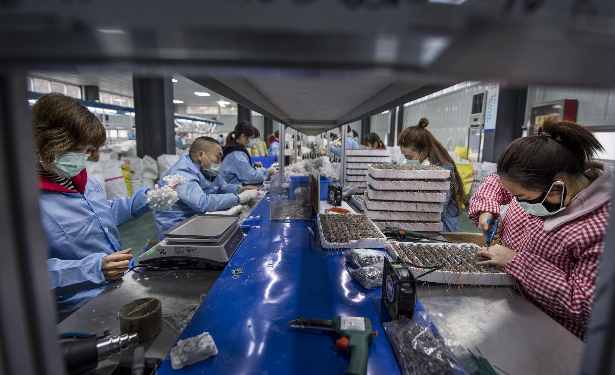 3月2日,平利县工业园区富林电子有限公司的员工在加工毛绒玩具