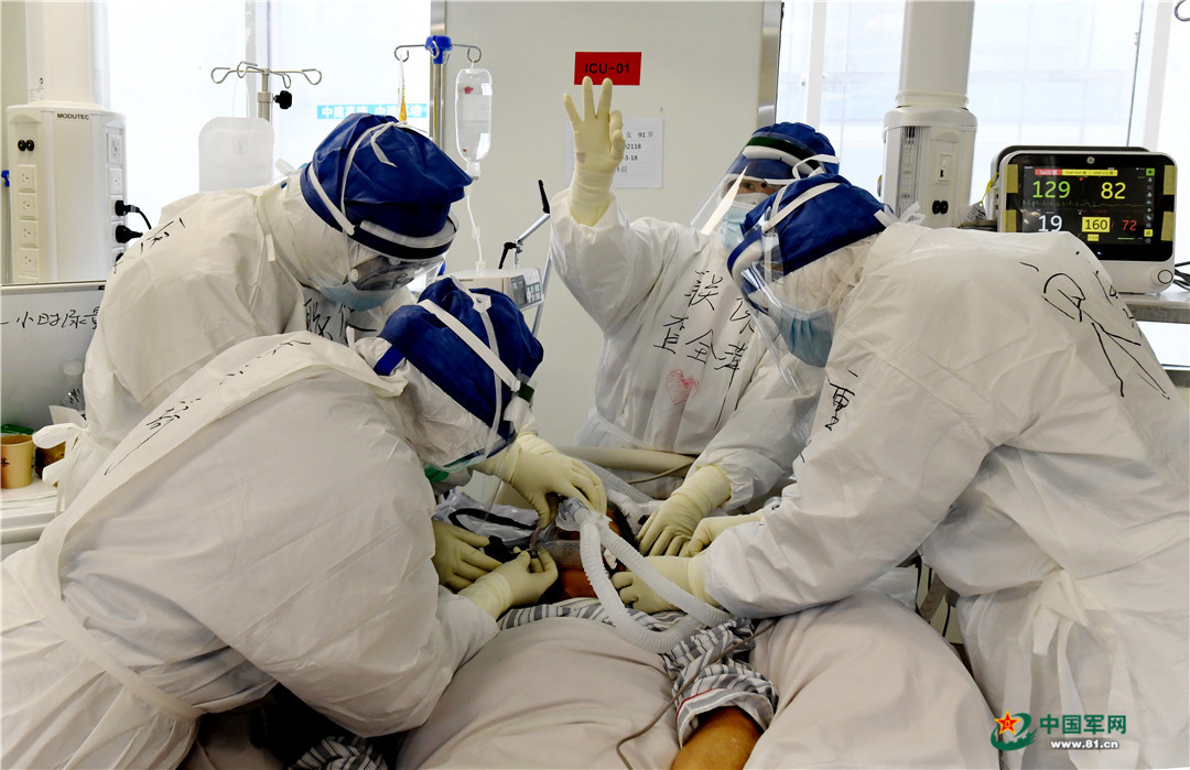 解放军报记者 王传顺 摄医护人员忙碌的身影,正与时间赛跑,与疫情进行