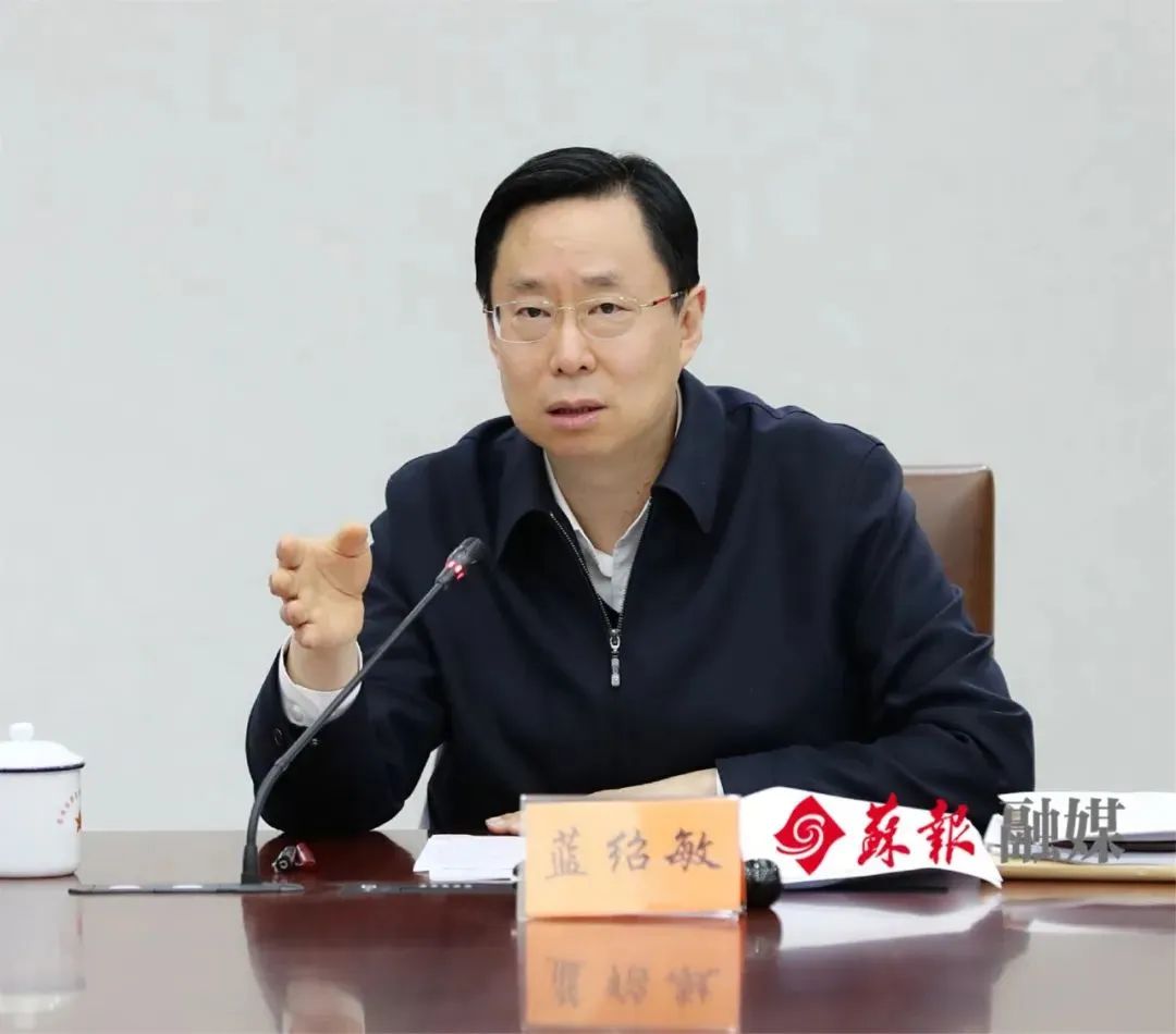 今天下午,上海市副市长带头摘下口罩