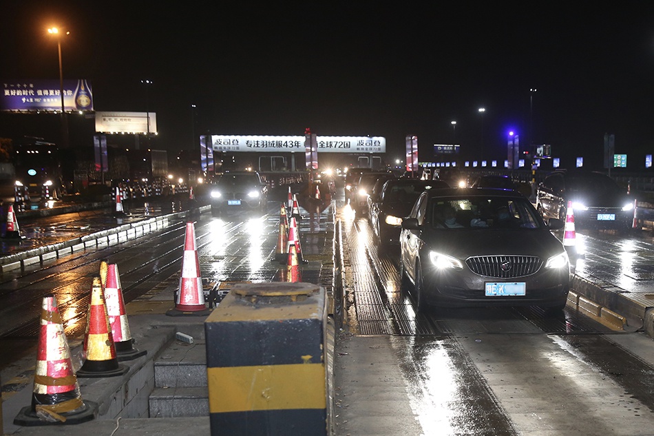 京沪高速花桥收费站,鄂牌车辆通过道口,顺利进入上海