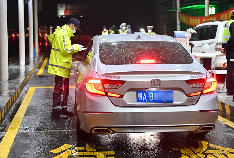  3月21日晚，G50沪渝高速汾湖检查站（入沪方向），鄂牌车辆在复检站接受进一步信息核查。澎湃新闻记者 张呈君 图