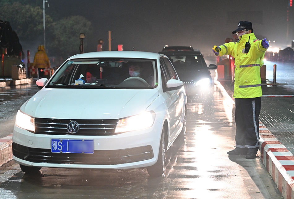  3月21日晚，G50沪渝高速汾湖检查站（入沪方向），鄂牌入沪车辆顺利通过道口。澎湃新闻记者 张呈君 图