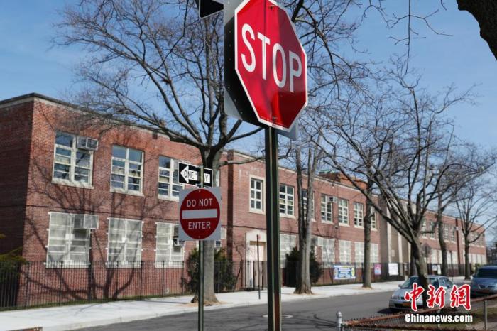 图为美国纽约市皇后区一间关闭中的公立学校。中新社记者 廖攀 摄