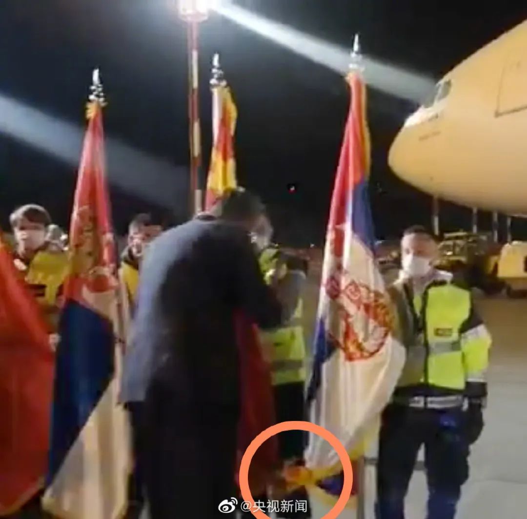 亲吻五星红旗后总统把塞尔维亚和中国国旗紧紧系在一起 含视频 手机新浪网