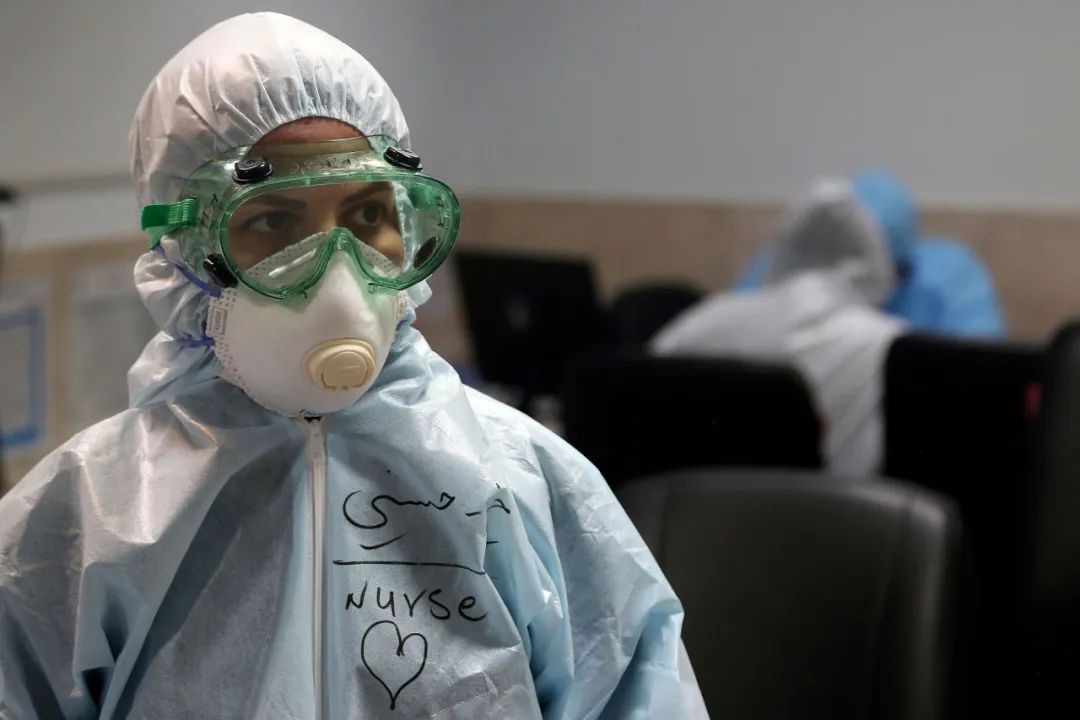 3月8日，在伊朗德黑兰的一家医院，一名护士准备救助病人。新华社/美联