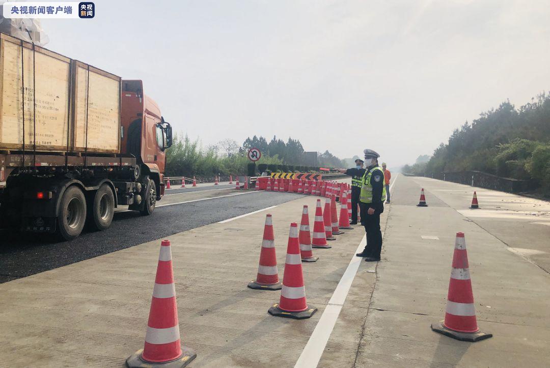 广西挖沙船撞到高架桥梁导致该段高速公路全幅封闭 手机新浪网 广西挖沙船撞到高架桥梁导致该段高速公路全幅封闭 手机新浪网