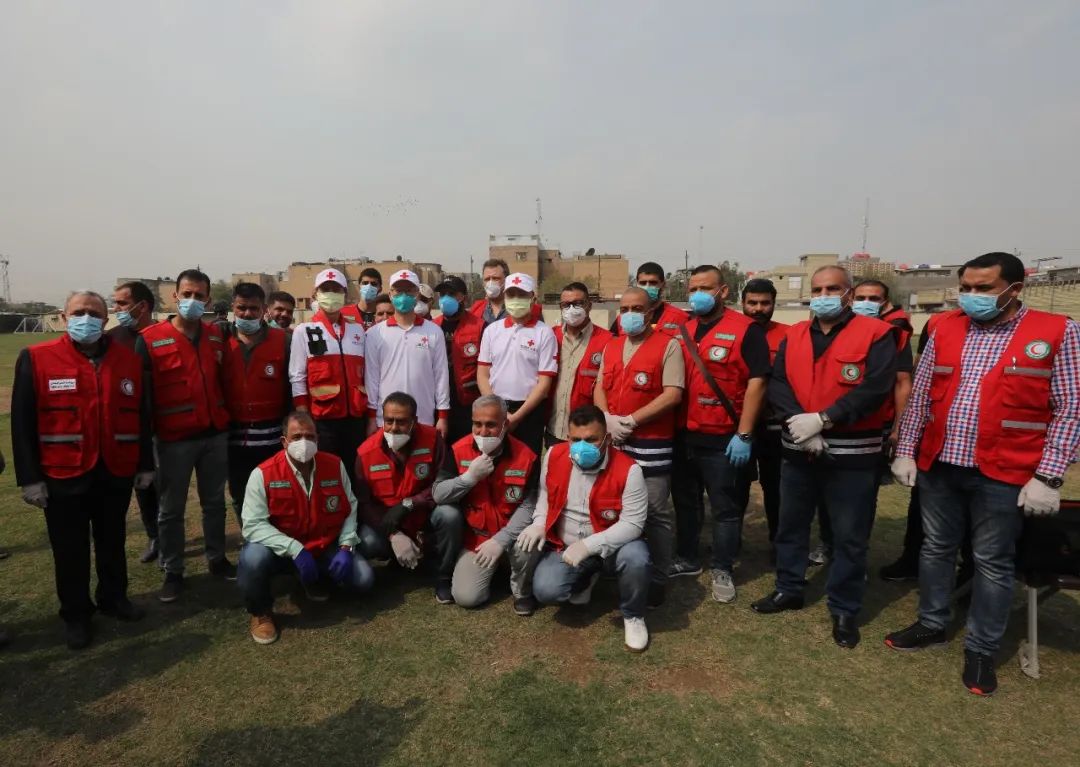 3月16日，在伊拉克巴格达东部的海法巴勒斯坦社区活动中心，中国专家组与伊拉克红新月会工作人员合影。新华社发
