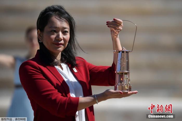 当地时间3月19日,2020年东京奥运会圣火交接仪式在雅典帕纳辛奈科体育场进行。图为井本直步子托起火种。