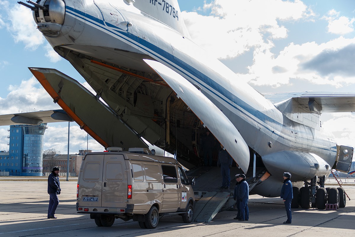 俄军将医疗车辆装上运输机送往意大利