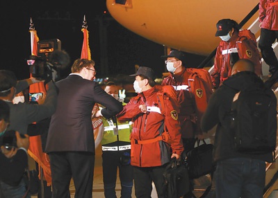 　　3月21日，贝尔格莱德尼古拉·特斯拉机场，塞尔维亚总统武契奇（左）与中国援助塞尔维亚抗疫医疗专家组成员“碰肘”致意。