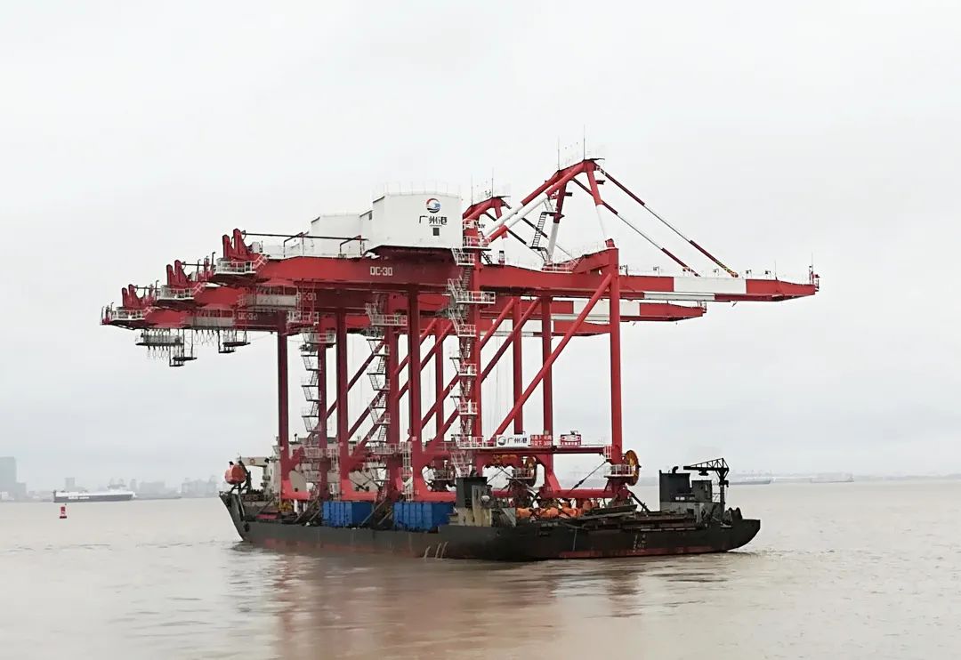 仅用10天振华重工交付广州南沙三期3台轻型岸桥