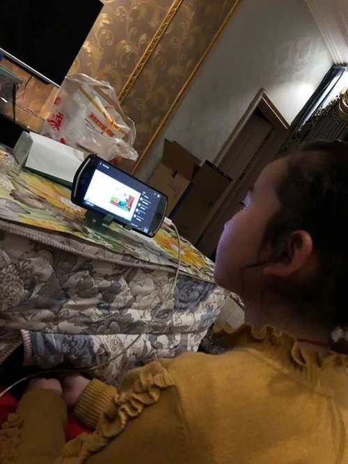 云课堂的背后,是一个个通宵达旦的身影